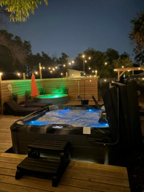 The Craftsman on Clay-Downtown-4 Blocks to Silos-Hot Tub and Cowboy Pool